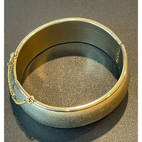 Vintage Textured Golden Bangle Hinged Bracelet Signed Napier - Picture 5 of 10